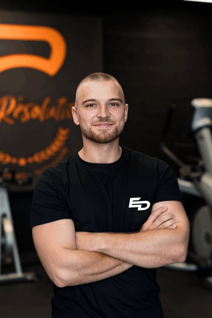 Edouard UHL, coach sportif Colmar, bras croisés dans son studio de coaching.